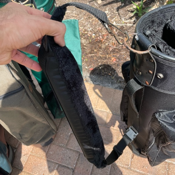 Golf Carry Bag With Shoulder Strap and Club dividers . - Picture 4 of 9
